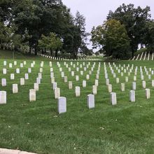 広大な敷地に白い墓標が延々と続くさまはこの国の歴史です。