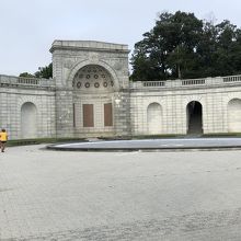 駅から出て墓地のほうに歩くとまず女性兵士記念館が見えてきます