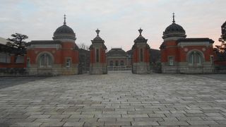 1895年（明治28年）に竣工というフレンチルネサンスの建物や門に注目