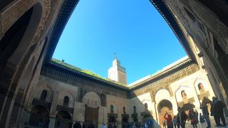 アラベスク模様が美しい神学校