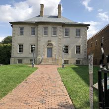 庭には自由に入れます。