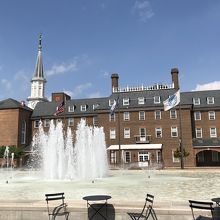 金曜日に行ったので市場は開かれていませんでしたが噴水が綺麗