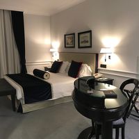 とても広くて高級感あるダブルルーム