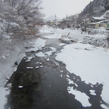 宝珠橋から眺めた冬の立谷川の景観