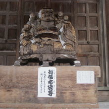 願い事をしながらこちらの布袋尊を撫でて下さい