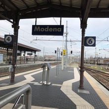 モデナ駅。モダン。