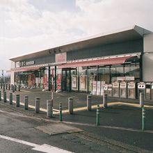 北鯖江パーキングエリアにて、コンビニと奥の喫煙所。