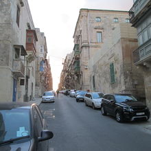 バレッタは休日だと大きな通り以外の人通りが少ない