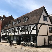 古くてカッコイイ店構え。