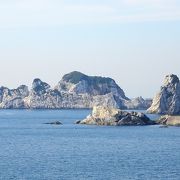 紺碧の海に突き出した白亜の岬や自然が作り出した凱旋門