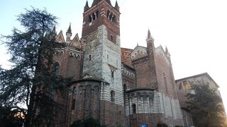 上層階と下層階に祭壇がある独特な形状