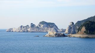 紺碧の海に突き出した白亜の岬や自然が作り出した凱旋門