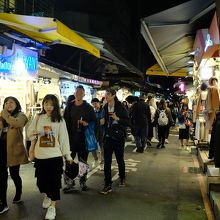 学生さんが多く、道も商品陳列もこざっぱりとした夜市。