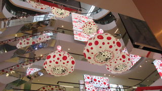 銀座シックスのような草間彌生さんのアートが見られました。巨大SC.