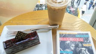 スイスの老舗チョコレート店のカフェ