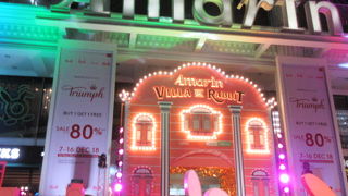 12月の夜、建物前の飾りがとても素敵、子供が喜びそう・・