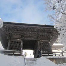 下方から見上げる仁王門は、神々しく感じられて素敵です！
