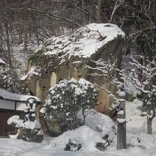 麓にはケロケロマニア的には見逃せない、蛙岩もあるケロ～