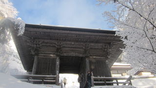 山寺登りのハイライトがこの辺りとなります