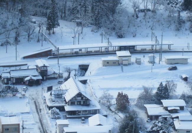 五大堂から眺めるJR山寺駅の遠景