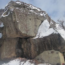 神楽岩も麓で楽しめる立派な岩石の一つです