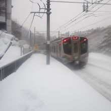 面白山高原駅にて、乗車した列車をお見送り…。