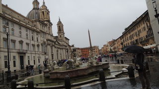 噴水が３つある広い広場