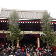 こちらが本殿です。人が続々出入りしてました。