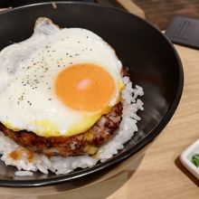 同僚はハンバーグエッグ丼　９８０円