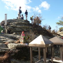 多くの人で山頂は満員