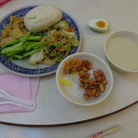 ホテル外の駅前食堂での朝食になります。