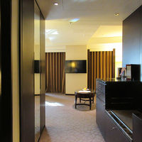 収納はホワイエ部分に集中、扇型を生かして窓は２つ