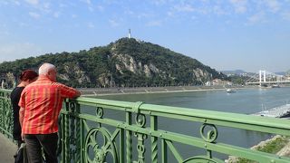 中央市場とゲッレールトの丘・温泉の動線にあるので立ち寄りたい