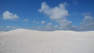 広大な白い砂丘でのサンドボード