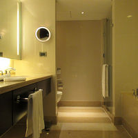 ダブルシンクの広いバスルーム、スイート仕様です