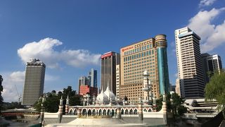 川の合流点にある歴史あるモスク