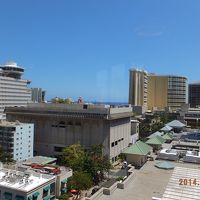 エレベーターホール前から、ちょっとだけ海が見えます