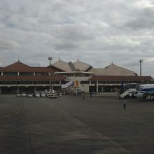 到着した機内から