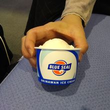 売店ではブルーシールのアイスクリームもあります