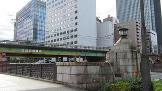 歩道と車道が離れていて珍しく車道の親柱が立派な橋です