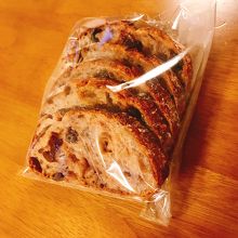 カットされた袋入りのパン