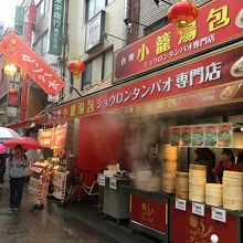 通りにはお店が並ぶ