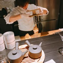 モンブランパルフェを作るパティシエ