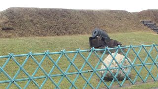 大砲の模型があります。