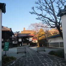 i入口から見た山門の様子