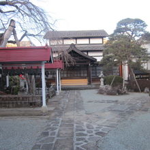 正面にはこちらの建物が…。