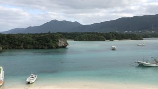 白い砂浜と青い海