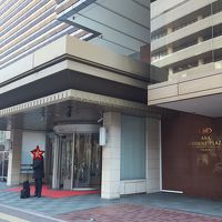 このオフィスビルに見える自動ドアがロビーの入口。