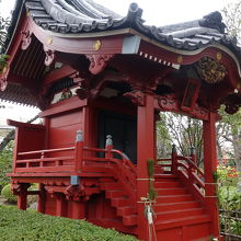 弁財天様が見守ってございます。