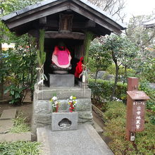 ただ静かにひっそりとたたずんでます。